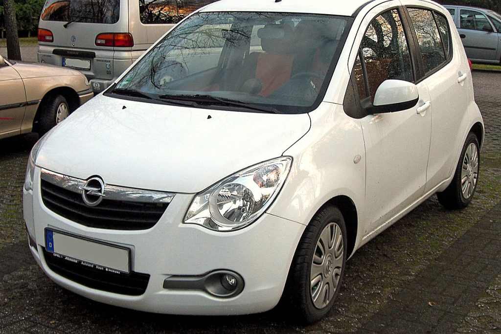 Witte Opel Agila, driekwart vooraanzicht