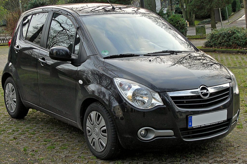 Donkere Opel Agila, driekwart vooraanzicht