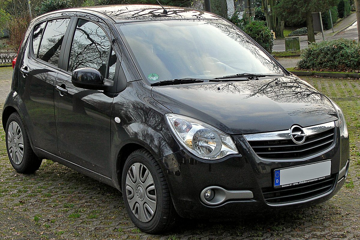 Donkere Opel Agila, driekwart vooraanzicht