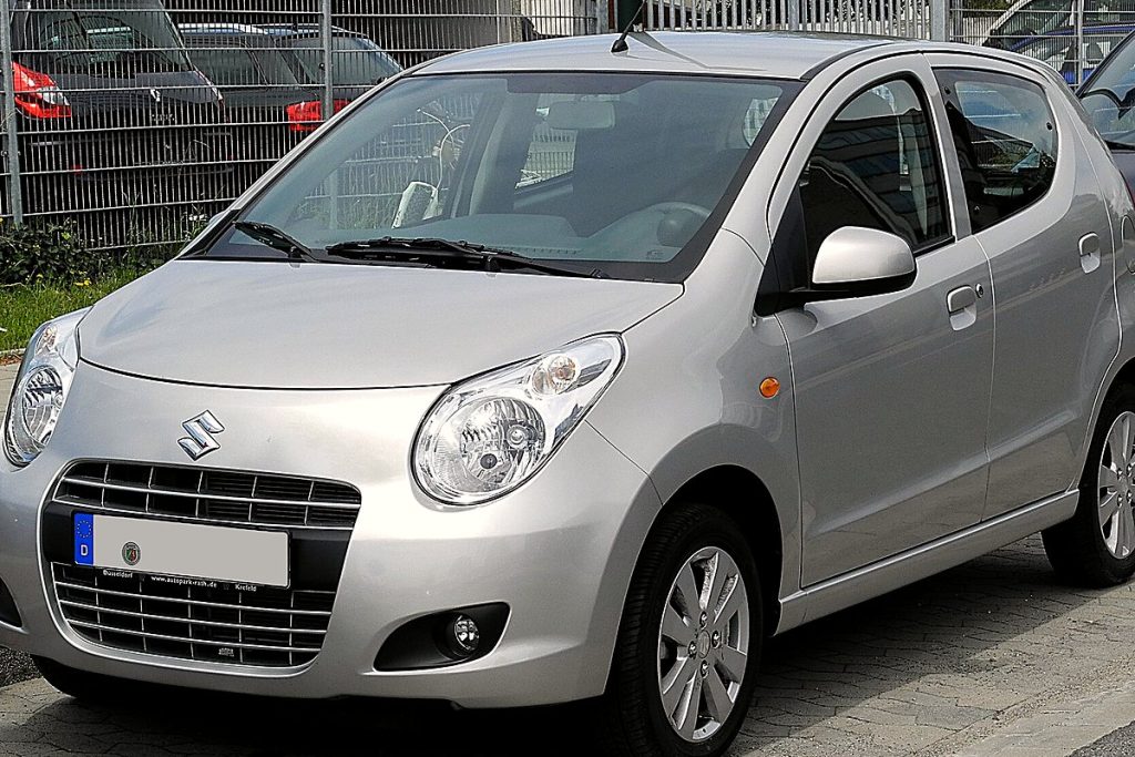 Zilvergrijze Suzuki Alto, driekwart vooraanzicht