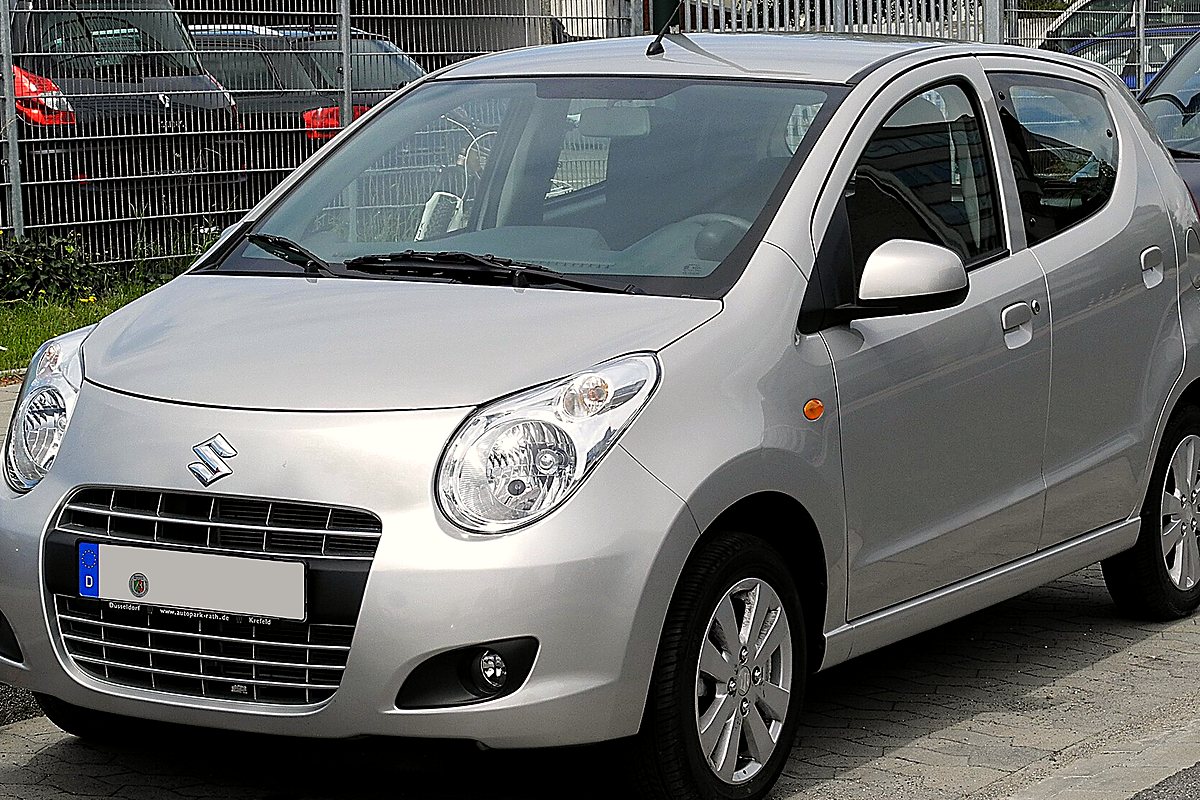 Zilvergrijze Suzuki Alto, driekwart vooraanzicht