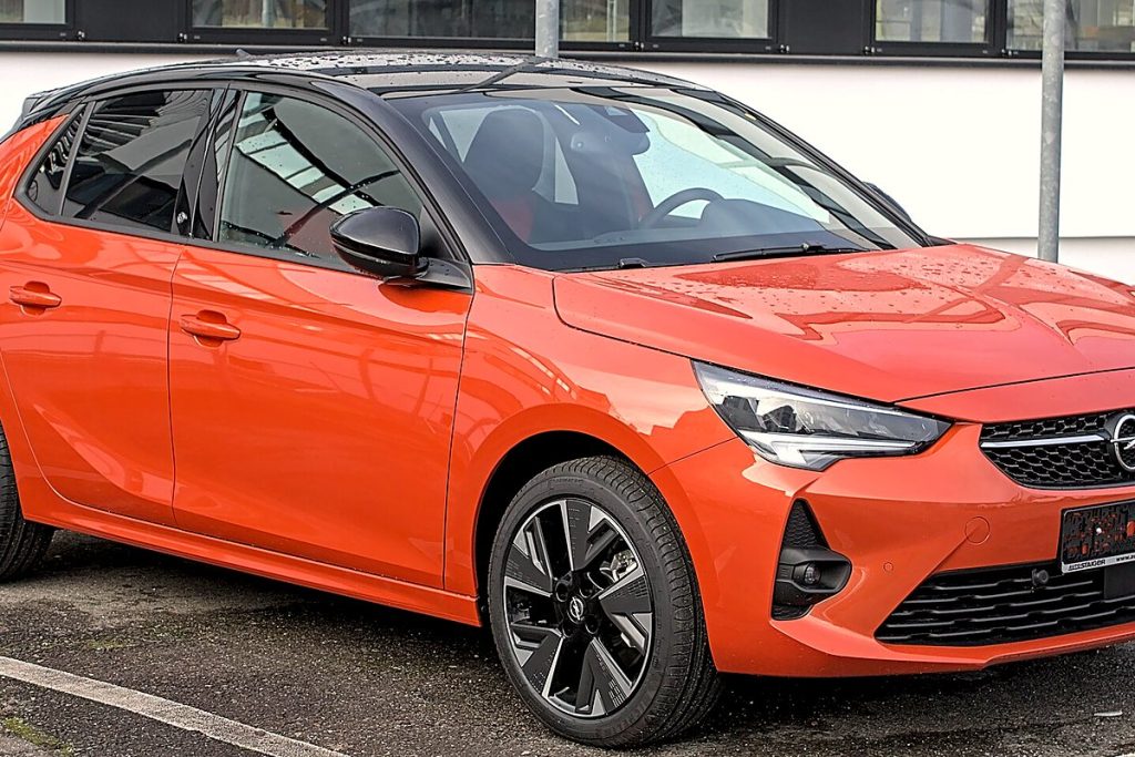 Oranje Opel Corsa, driekwart vooraanzicht
