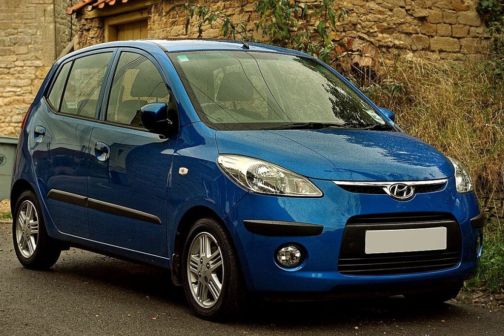 Blauwe Hyundai i10, driekwart vooraanzicht