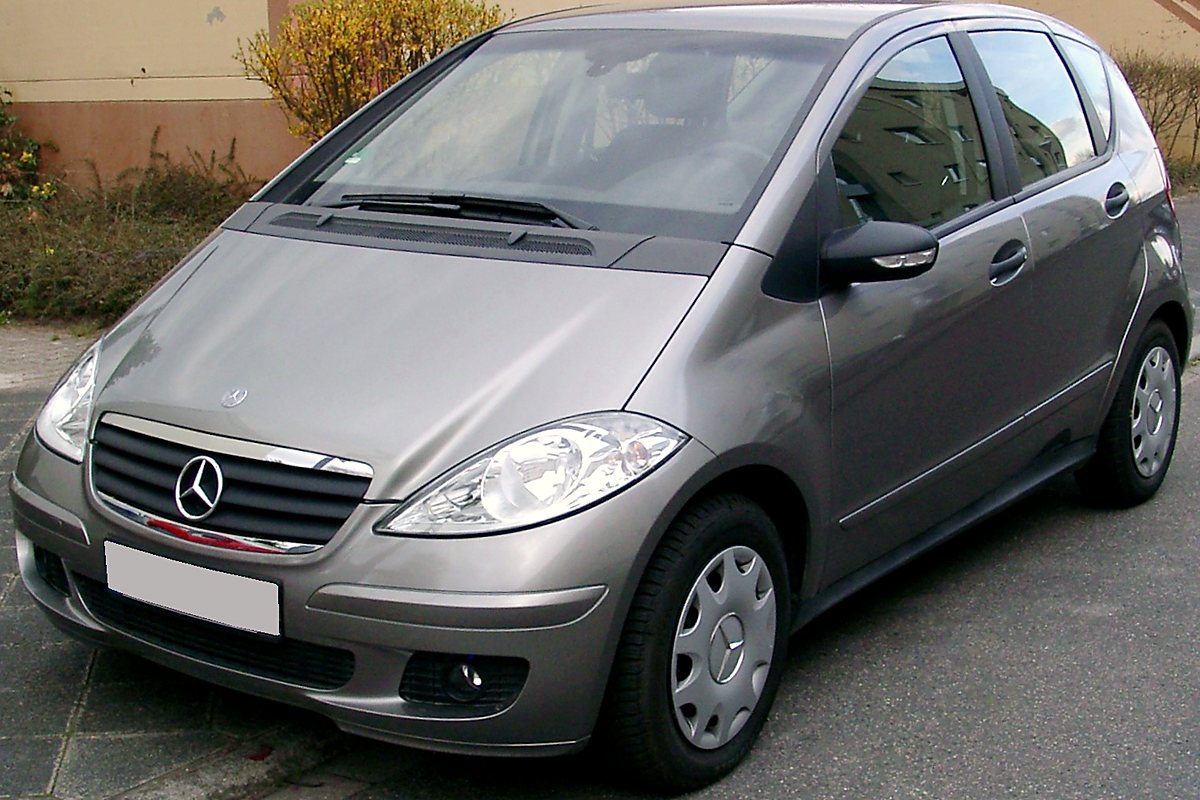 Zilvergrijze Mercedes-Benz A-klasse, driekwart vooraanzicht