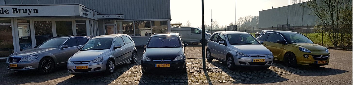 Het pand van Autobedrijf C.A. de Bruyn aan de Geulweg in Sint Maartensdijk, met occasions op het erf